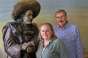 Heike und Hartmut: Das Karl-May-Liebespaar aus Hohenstein-Ernstthal - Heike Graupner und Hartmut Schmidt sind ein Paar. Zu ihrer Beziehung gehört von Anfang an ein weiterer Mann: der Abenteuerschriftsteller Karl May.