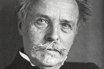 Karl May beauftragte Detektive - Die Aufnahme zeigt Karl May um 1907 im Buch "ICH". 