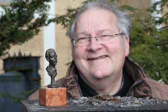 Karl-May-Büste doch nicht gestohlen - André Neubert, Leiter des Karl-May-Hauses, mit der Miniaturvariante der Büste auf der leeren Säule, wo sonst das Original steht. Gestaltet wurde die Büste von Wilfried Fitzenreiter. Die Enthüllung erfolgte 1992 zum 150. Geburtstag Karl Mays (1842 bis 1912).