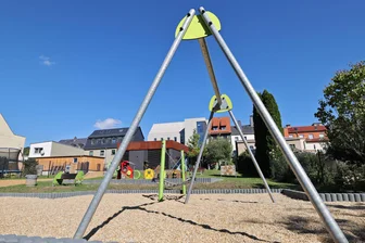 Karl-May-Haus: Brandneue Spielgeräte schon wieder defekt - Die Schaukel ist nach einem Tag Nutzung schon wieder außer Betrieb.