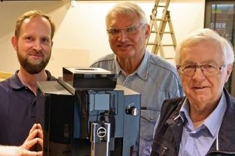 Karl-May-Haus: Förderverein spendiert Kaffeeautomat - Erich Homilius (Mitte) und Wolfgang Hallmann vom Verein Silberbüchse übergeben an Mitarbeiter des Hauses Marian Bertz (li.) eine neue Kaffeemaschine . 