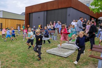 Karl-May-Haus: Kinder stürmen ihren neuen Abenteuer-Spielplatz - Jeder will der erste sein auf den neuen Spielgeräten: Die Freude der Kinder über ihren neuen Spielplatz war am Donnerstagnachmittag riesig.