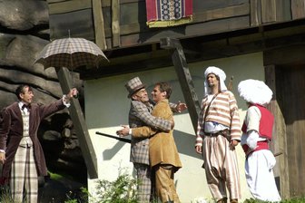 Karl May im Erzgebirge: Eine literarische Bühnenreise an die Greifensteine - Bereits 2002 stand Giso Weißbach (2. v. l.) in Karl Mays „Der Schut“ auf der Naturbühne Greifensteine.
