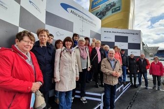 Karl-May-Städter besuchen Freunde am Hockenheimring - Die Gäste aus Hohenstein-Ernstthal durften auch mal auf jenes Treppchen, wo sonst Formel-1-Stars am Hockenheimring geehrt werden.
