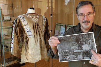 Karl May und seine Amerikareise – neue Sonderausstellung in Hohenstein-Ernstthal - In der neuen Sonderausstellung des Karl-May-Hauses veranschaulicht Kurator Hartmut Schmidt die bekannten Fakten zu Mays Amerikareise mit vielen Exponaten, welche die Geschichte lebendig machen. Das Männerhemd der Lakota (links) ist auch auf dem um 1909 im sogenannten Orientzelt entstandenen Foto zu sehen.