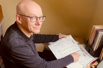Karl Stülpner taugt nicht als Volksheld: Neue Biografie über Erzgebirgs-Original - Der Gornsdorfer Stülpner-Forscher Steffen Scholtz in seinem Büro.