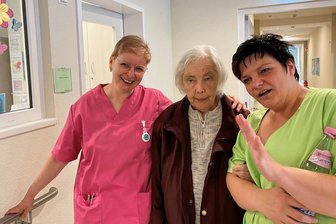 Karla sitzt jetzt sogar Modell: Warum das Reichenbacher Original nicht mehr in Reichenbach lebt - Karla mit den Pflegerinnen Kerstin Wolf (links) und Regina Leidholdt. Seit März wohnt Karla im Fontiva-Pflegeheim Haus Netzschkau - und freut sich dort über jeden Besuch.