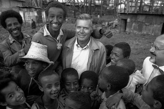 Karlheinz Böhm: Vom Schauspieler zum Nothelfer - Schauspieler Karlheinz Böhm (Mitte) und der damalige deutsche Bundesminister für wirtschaftliche Zusammenarbeit, Hans Klein (rechts), 1988 mit Einwohnern von Addis Abeba in Äthiopien.
