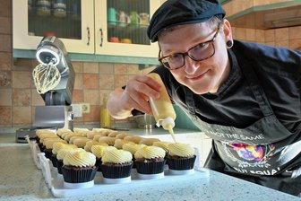 "Karls Cupcakes": Der Chemnitzer Elektroingenieur und seine veganen Küchlein - Der 38-Jährige Erik Sachsenweger verziert seine Schokomuffins noch mit Eierlikörcreme ohne Ei. Er hat sie selbst kreiert und diese wurden über die Ostertage im Chemnitzer Katzen-Cafe angeboten.