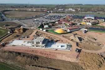 Karls Erdbeerhof feiert in Döbeln Geburtstag: Diese Highlights erwarten Gäste im Jubiläumsjahr - Vom neuen Hotel von Karls in Döbeln sind bereits Umrisse des künftigen Eingangsbereiches (vorn) und das Fundament zu sehen.
