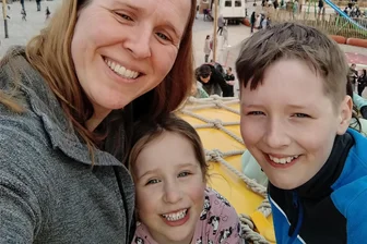 Karls Erdbeerhof in Döbeln: Wie eine Familie den Freizeitpark erlebt - Sind total begeistert von ihrem ersten Besuch bei Karls in Döbeln: Anja Spreer und ihre Kinder Hannah und Tim.