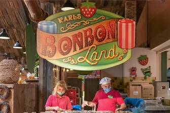 Karls Erlebnis-Dorf: Döbeln hofft auf mehr Touristen - Ein Manufakturstand in Karls Erlebnis-Dorf in Rövershagen bei Rostock. Der Park am Firmensitz existiert bereits seit 1993.
