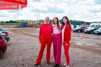 Karls Erlebnis-Dorf in Döbeln: So bewerben sich die Mitarbeiter direkt auf der Baustelle - Beim dritten Bewerbertag auf der Döbelner Baustelle erwarteten Rosaria Shikosman (Mitte) und ihr Team von der Karls Tourismus GmbH knapp 50 Bewerber.