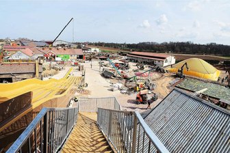 Karls Erlebnis-Dorf in Döbeln: Was der Spaß kostet - Noch bestimmen Bauarbeiter die Szenerie auf dem Gelände von Karls Erlebnis-Dorf.