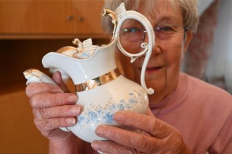 Karls Erlebnisdorf in Döbeln bekommt 800 Kaffeekannen aus Oederan - Die Börnichenerin Annelie Görner hat den Durchblick – sie sammelt über zwei Jahrzehnte Kaffeekannen, die werden jetzt an das Erdbeerland Döbeln verschenkt.