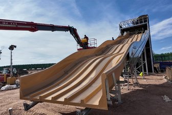 Karls Erlebnisdorf in Döbeln: Damit es zur Eröffnung rutscht - Auf der 25 Meter langen Strecke können bis zu sechs Personen nebeneinander rutschen.