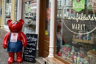 Karls Erlebnisdorf in Döbeln: Muss der Shop im Stadtzentrum nach der Eröffnung des Erdbeerdorfes schließen? - Im Zentrum von Döbeln gibt es seit Herbst 2021 eine Auswahl der typischen Karls-Produkte zu kaufen - von Erdbeermarmelade, Erdbeerbonbons und Erdbeerkeksen bis hin zu Erdbeerseife, Duftkerzen und Eierlikör. Der Shop war als Warm-up bis zur Eröffnung des Erlebnisdorfes gedacht.