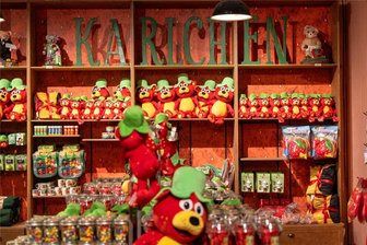 Karls Erlebnisdorf: Nach Eröffnung in Döbeln - Das sind die Deutschland-Pläne des Erdbeer-Imperiums - Döbeln am Samstag: Das Maskottchen Karlchen liegt im Verkaufsbereich von Karls Erlebnisdorf.