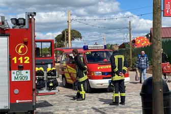 Karls Erlebnisdorf sieht wieder Rot: Feuerwehr in Döbeln erneut im Großeinsatz - Am Sonntag sind 35 Feuerwehrleute zu Karls Erlebnisdorf ausgerückt, nachdem ein Rauchmelder den Alarm ausgelöst hatte.
