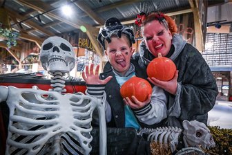 Karls Freizeitpark in Döbeln wächst weiter – von Angsthasenscheune bis Eisbahn - Stephanie Hampel und Elli (9) aus Otterwig zelebrieren den Grusel-Monat im Erlebnis-Dorf in Döbeln.