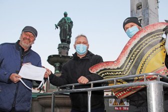 Karneval in Freiberg: In närrischer Mission - In närrischer Mission: Achim Breßler, Daniel Viertel und Martin Schlegel (v.l.) vom Freiberger Karneval Klub mit ihren "Präsenten" für Otto den Reichen.