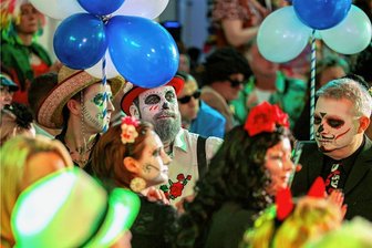 Karneval: Narren mit Nachholbedarf, Neuerungen und nackter Haut - Beim Fasching des LCC im Saal der Gaststätte "Goldener Hirsch" in Bernsdorf gab es auch gruselige Narrenverkleidungen zu sehen. 