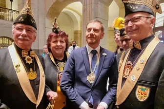 Karnevalisten aus dem Vogtland verleihen Ministerpräsident Kretschmer ihren Jubiläumsorden - VVC-Präsident Joachim Kriester (links) sowie Vizepräsidentin Birgit Scheibe und VVC-Schatzmeister Lutz Fraaß überreichten am Freitag Ministerpräsident Michael Kretschmer (CDU) den Orden zum 20-jährigen Bestehen des VVC.