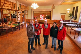 Karnevalisten kaufen maroden Gasthof in Heinrichsort - Warum tut der Verein sich das an? - Die symbolische Schlüsselübergabe von Bernd Feustel an Kenny Pötzsch, Joachim Bobber sowie Cindy und Jörg Sonntag (von links) vom HCV fand im großen Saal der „Krone“ statt: Hier können über 200 Leute feiern, und das tun sie auch regelmäßig.