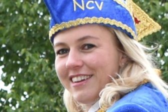 Karnevalisten "latschen" durch den Ort - Antje Gläser