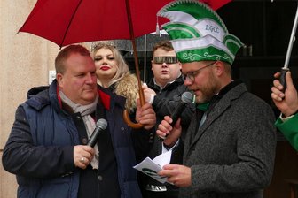 Karnevalsauftakt in Gelenau, Marienberg und Breitenbrunn – Rathausstürmungen und Faschingswetten - Vor den Augen des Prinzenpaares Luisa Köhler und Tom Schubert erläuterte der Vorsitzende des 1. Gelenauer Carnevalsclubs, Yannic Cyffka, Bürgermeister Knut Schreiter, wie er seinen Rathausschlüssel zurückbekommen kann.