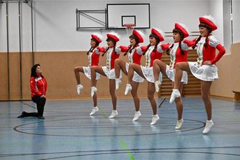 Karnevalsfreuden in Claußnitz: Kein Prinz, kein Umzug, nur Tanz - Trainerin Martina Weiß-Maes übt mit der Funkengarde den Gardetanz für die Faschingsfeten am 10. und 11. Februar im Gasthof „Roter Hirsch“ in Claußnitz ein. Die Abendshow beginnt um 19.11 Uhr (Einlass: 18 Uhr, Eintritt: 15 Euro), der Kinderfasching am Sonntag ist von 15 bis 18 Uhr (Einlass: 14 Uhr, 7 Euro). Es gibt Restkarten.
