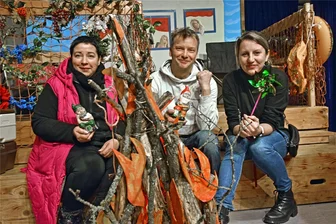 Karnevalsklub Frankenstein: Im Zeltlager am Kemnitzbach gibt`s jetzt Verstärkung - Zeltlagerstimmung mit Lagerfeuer am Kemnitzbach. Kathrin Domek, Ronny Rülke und Berrit Ludwig (von links) verstärken als neue Mitglieder den Karnevalsklub Frankenstein.