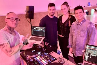 Karo-Dancers feiern mit Gewinn vom Tag der Sachsen in Aue ein Partywochenende - DJ Paul Dyfran, Dennis „Denzko“ Weyreder, Hanka Kühn und Fabian Richt (v. l.) heizen den Gästen bei der Feier ein.