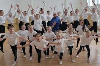 Karo Dancers stehen für TV-Show vor der Kamera - Bürger Lars Dietrich (Mitte) stattete der Tanzschule Karo Dancers jetzt einen Besuch ab. 