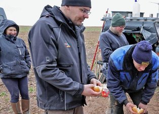Karpfenteich wird Wasserstelle und eine Suhle für Schwarzwild - Jagdpächter Marko Pfeiffer (rechts) hat mit befreundeten Jägern aus dem ausgetrockneten Teich von Dunja Griebel (links) eine Wasserstelle für Wildtiere gemacht.