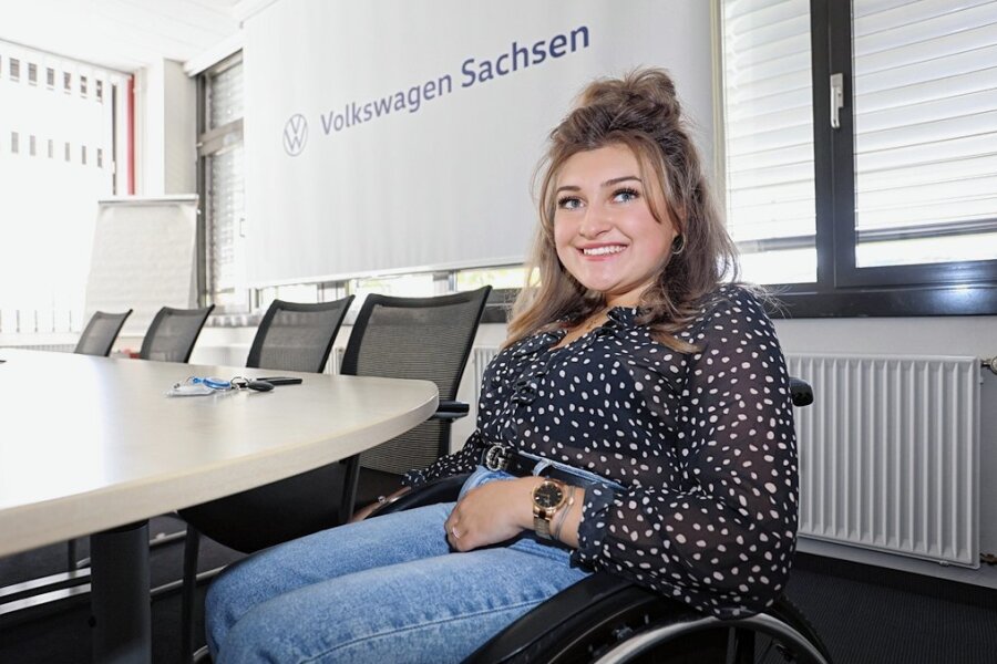 Karriere bei VW in Zwickau: Von der Behinderung lässt sich Milene Groß nicht aufhalten - Milene Groß hat ihre Ausbildung in diesem Jahr bei Volkswagen in Zwickau abgeschlossen, ist nun in der Abteilung Ausweiswesen tätig. Sie hat sich in dieser Zeit durchgesetzt, ist selbstbewusster geworden.