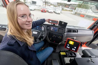 Karriere trotz Autokrise: Wie Sandra Tobias beim Feuerwehrauto-Hersteller Ziegler in Mühlau landete - Im Innenraum eines Tanklöschfahrzeugs gibt es verschiedene Bedienelemente, deren Halterungen fahrzeugspezifisch konstruiert werden. Sandra Tobias am Bedientableau für eine Sondersignalanlage.