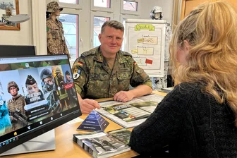 Karriereberater in Uniform: Wo die Bundeswehr in Zwickau Soldaten wirbt - Stabsfeldwebel Lars Hermann bei einem Informationsgespräch im Karriereberatungsbüro der Bundeswehr in Zwickau. Drei Berufssoldaten und ein ziviler Beamter betreuen von hier aus potenzielle Bewerber aus Westsachsen.