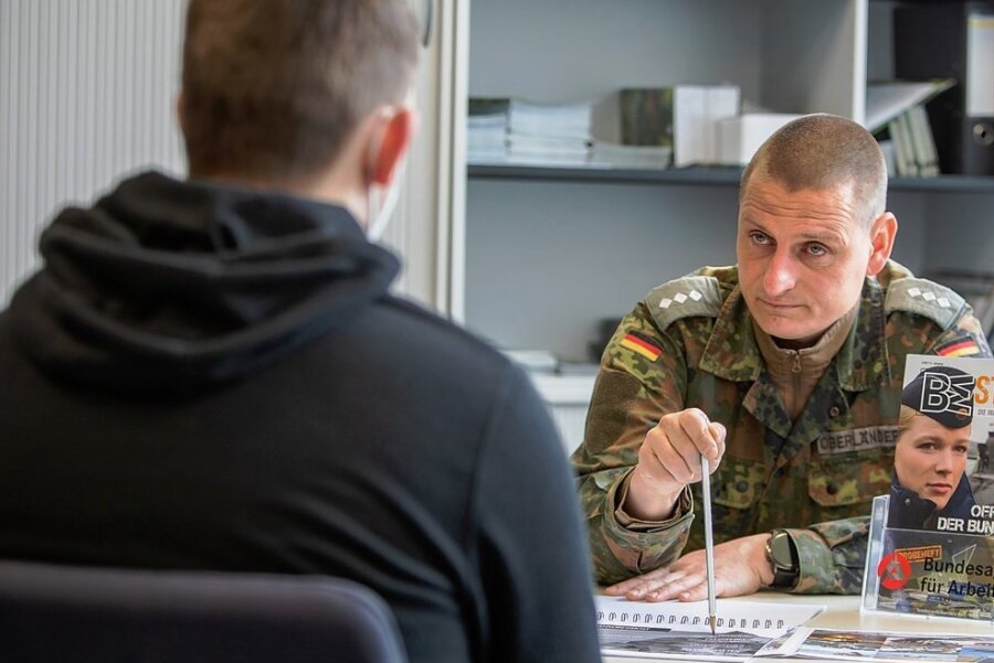 Karriereberatung bei der Bundeswehr: "Spaß ist kein militärischer Begriff" - "Spaß ist kein militärischer Begriff." Karriereberatungsoffizier Marcus Oberländer über Risiken und Chancen bei der Bundeswehr. 