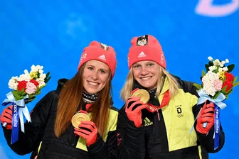 Karriereende: Olympiasiegerin aus dem Erzgebirge gibt Zeitpunkt bekannt - Ihr größter Erfolg: Mit Victoria Carl (r.) gewann Katharina Hennig in einem legendären Rennen Gold im Teamsprint bei den Olympischen Spielen 2022.