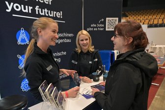 Karrieremesse für Studenten in Zwickau: Auf was sollten sie bei Bewerbungen besonders achten? - Christel Berndt, Personalleiterin beim Sondermaschinen- und Anlagenbauer Ermafa, und Sachbearbeiterin Nicole Richter im Gespräch mit Stella Kutschat (von links).