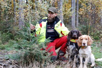 Karrieresprung für Förster aus dem Erzgebirge – mit einem lachenden und einem weinenden Auge - Tobias Hamm – hier mit seinen Deutschen Wachtelhunden Raffnus und Pelle (rechts) – freut sich über das Gedeihen dieses jungen Baums.