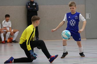 Karrieresprung zum FSV Zwickau: Verein im Erzgebirge lässt jungen Fußballtrainer weiterziehen - Beim 4. Budenzauber in Schwarzenberg stellte Sosas Cedrik Frölich den Alberodaer Keeper Tim Dietel auf die Probe.