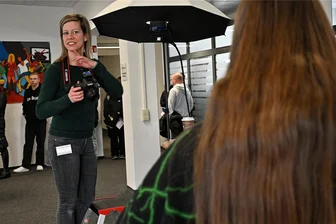 Karrieretipps beim „Tag der Bildung“ in Chemnitz: Bewerbungen neuerdings auch per Whats-App - Trotz einfacherer Bewerbungsmodalitäten: Am Stand von Fotografin Kathrin Richter herrschte beim „Tag der Bildung“ in der Arbeitsagentur viel Andrang.