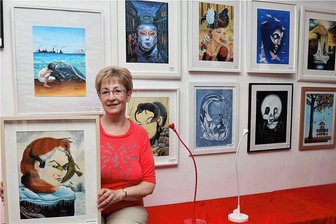 Karstas kleines Kino: Künstlerin aus Burgstädt stellt in Penig aus - Christina Knoblauch findet Gefallen an surrealer, zweideutiger Malerei und zeigt ihre Bilder im Kino in Penig.