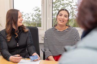 Karte statt Bargeld: Die ersten Flüchtlinge im Erzgebirge besitzen nun eine Bezahlkarte - Lubna Al Asimi Negretti, vor sechs Jahren selbst als Flüchtling ins Erzgebirge gekommen, hat als Spanisch-Dolmetscherin die Ausgabe der Bezahlkarten an ihre Landsleute unterstützt – hier mit Referatsleiterin Dr. Katrin Steyer (l.)