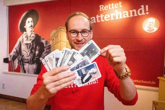 Kartenspiel zu Ehren von Karl May - Kevin Sternitzke zeigt in der zum Radebeuler Karl-May-Museum gehörenden "Villa Bärenfett" ein Skatspiel mit historischen Fotografien des berühmten Abenteuerschriftstellers.