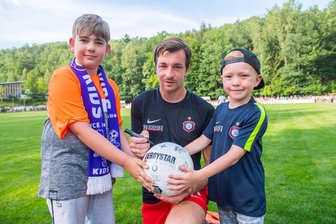 Kartenverkauf läuft: FC Erzgebirge gastiert bei Aufsteiger Thalheim - 2018 trat der FC Erzgebirge Aue, hier mit Torwart Martin Männel und Fabio Drechsel (links) sowie Mika Nebauer, zum vorerst letzten Mal bei einem Freundschaftsspiel in Thalheim an. Nun ist es wieder soweit.
