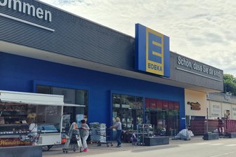 Kartenzahlung fällt in Supermarkt im Vogtland aus - Verkäuferin verärgert: „Was wir uns heute schon alles anhören mussten“ - Im Edeka war der Einkauf am Montag schwieriger. Es gab Bezahlprobleme. Nicht jeder Kunde hatte Verständnis.