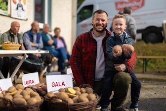 Kartoffel-Rekordjahr: Kleine Knolle lässt Landwirte im Erzgebirge strahlen und lockt tausende Gäste in kleines Dorf - Robert Wirker und sein Sohn Peter sind große Kartoffel-Fans und jedes Jahr beim Kartoffelfest.